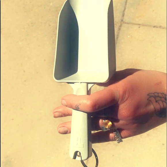 40 Scoops! And 9 Tongs both light grey - Picture 2 of 3